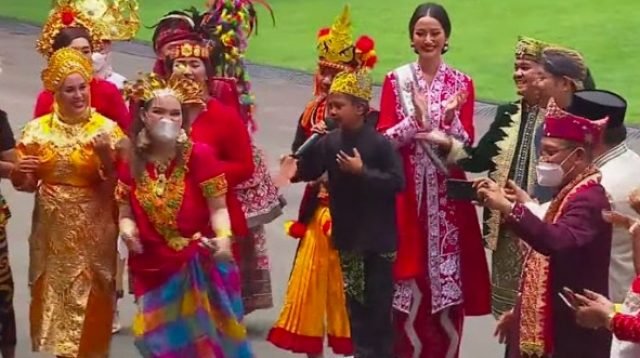 Penyanyi cilik Farel Prayoga saat bernyanyi di Istana Merdeka, Jakarta, Rabu (17/8/2022)