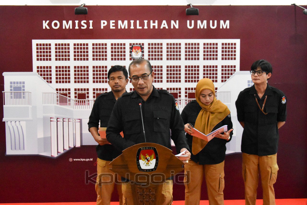 Ketua KPU Hasyim Asy’ari, Anggota KPU August Mellaz, Betty Epsilon Idroos dan Idham Holik