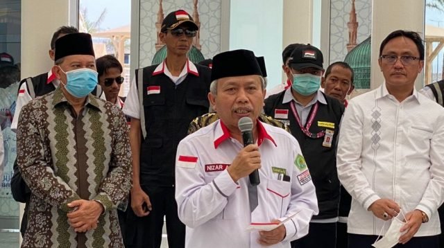 Sekjen Kemenag Nizar saat melepas jemaah kloter SOC 43 di Bandara Internasional AMAA Madinah, Sabtu (13/8/2022)
