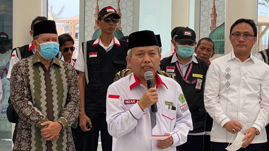 Sekjen Kemenag Nizar saat melepas jemaah kloter SOC 43 di Bandara Internasional AMAA Madinah, Sabtu (13/8/2022)