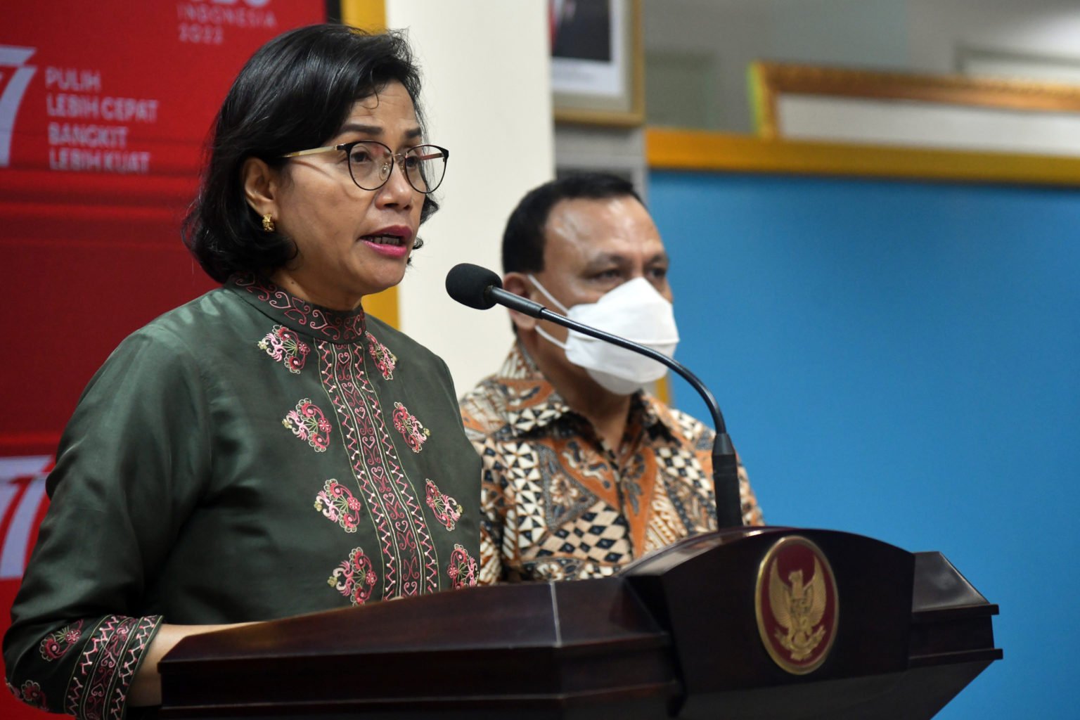 Menkeu Sri Mulyani didampingi Gubernur Bank Indonesia Perry Warjiyo dan Ketua Komisi Pemberantasan Korupsi Firli Bahuri memberikan keterangan pers