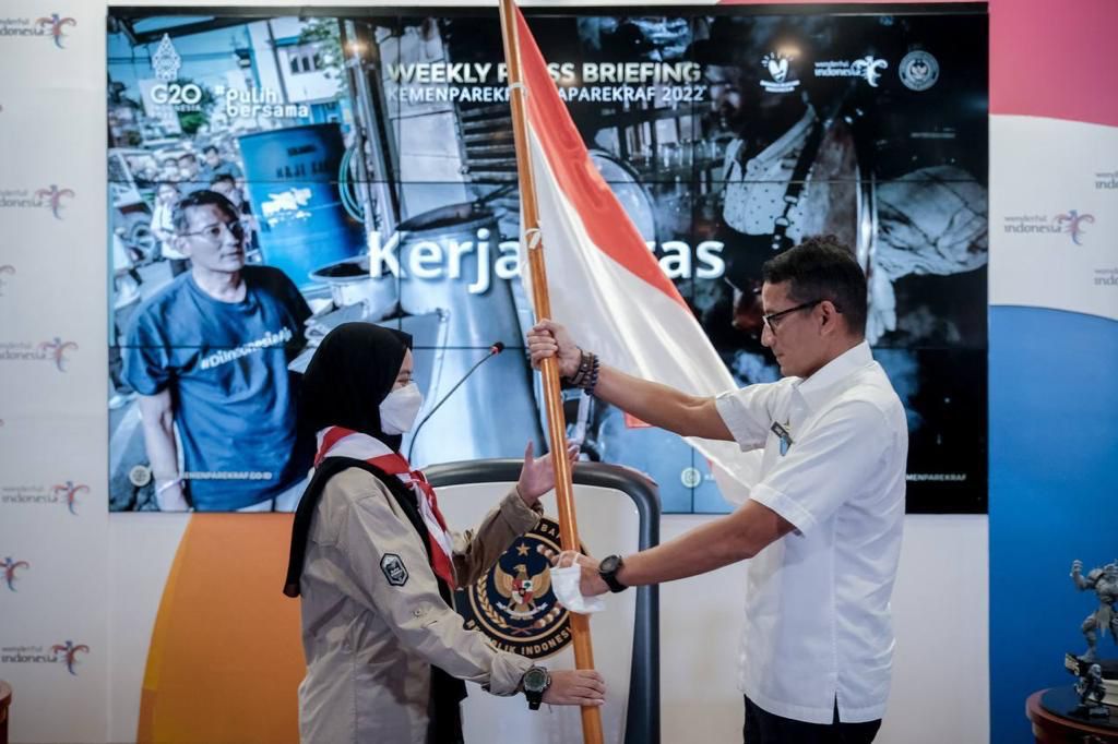 Menparekraf RI Sandiaga Uno saat menyerahkan bendera merah putih kepada Khansa Syahla siswa SMA Labschool Jakarta Timur