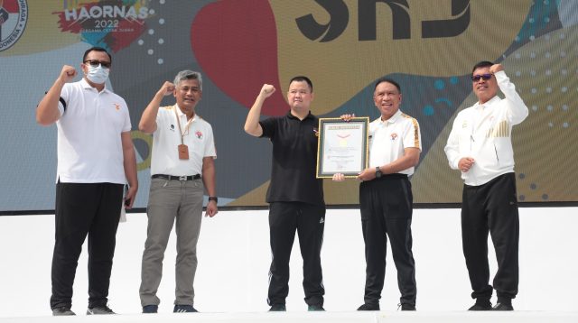 Menpora RI saat menerima penghargaan rekor MURI