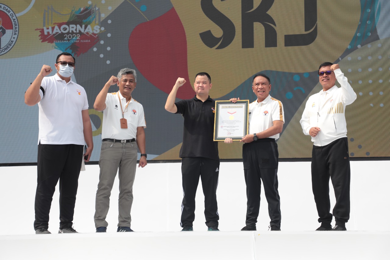 Menpora RI saat menerima penghargaan rekor MURI