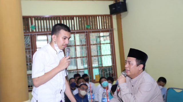 Anggota Bawaslu Puadi memberikan edukasi ke calon pemilih pemula di Madrasah Aliyah Negeri (MAN) 3 Jakarta