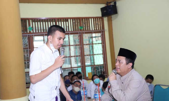 Anggota Bawaslu Puadi memberikan edukasi ke calon pemilih pemula di Madrasah Aliyah Negeri (MAN) 3 Jakarta