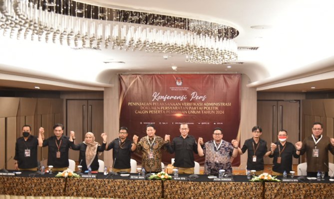 Ketua Bawaslu Rahmat Bagja memantau langsung proses verifikasi administrasi dokumen persyaratan partai politik calon peserta Pemilu Serentak 2024, Minggu (7/8/2022)