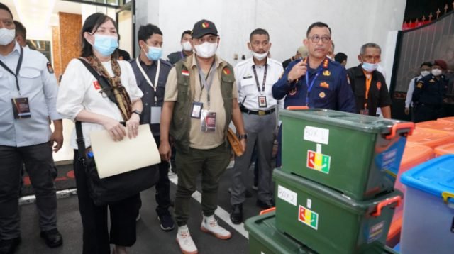Anggota Bawaslu Totok Hariyono (tengah) mengawasi melekat dokumen-dokumen persyaratan pendaftaran parpol calon peserta Pemilu 2024 yang ada dalam boks di Kantor KPU, Jakarta, Minggu (14/8/2022)