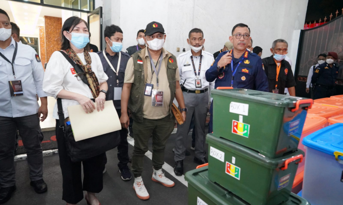 Anggota Bawaslu Totok Hariyono (tengah) mengawasi melekat dokumen-dokumen persyaratan pendaftaran parpol calon peserta Pemilu 2024 yang ada dalam boks di Kantor KPU, Jakarta, Minggu (14/8/2022)