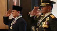 Menteri Pertahanan Republik Indonesia Prabowo Subianto menerima empat bintang kehormatan