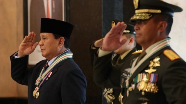 Menteri Pertahanan Republik Indonesia Prabowo Subianto menerima empat bintang kehormatan
