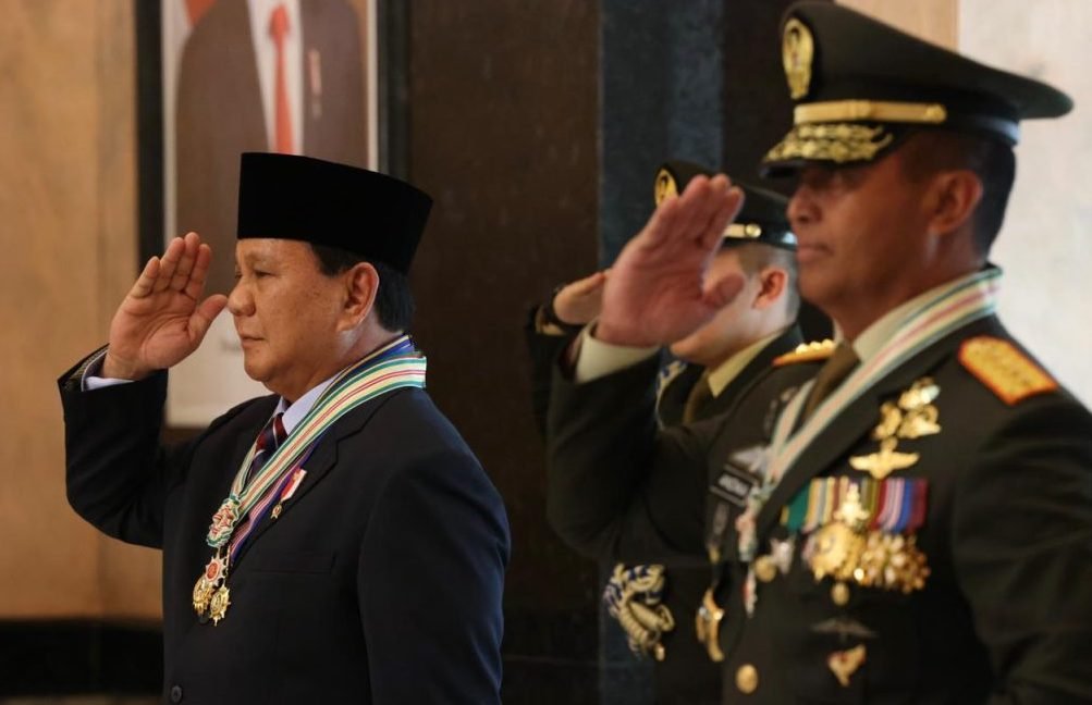 Menteri Pertahanan Republik Indonesia Prabowo Subianto menerima empat bintang kehormatan