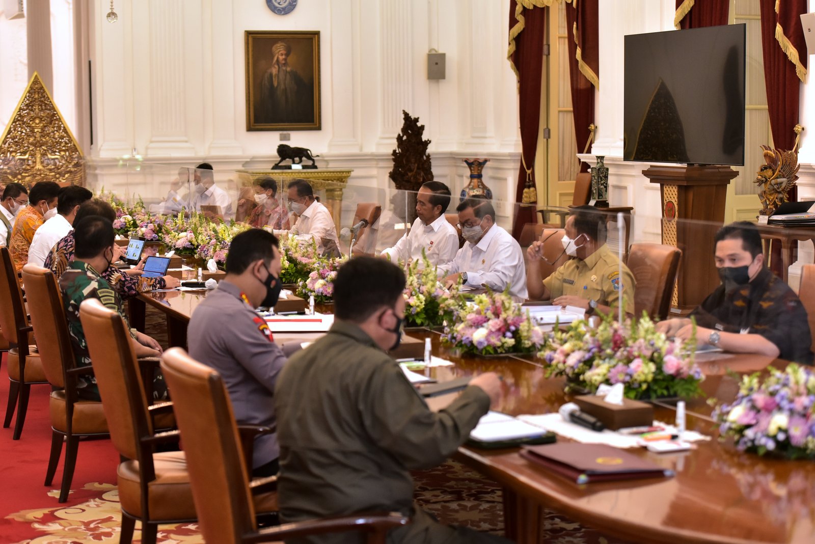 Presiden Jokowi memimpin Ratas Evaluasi PPKM, di Istana Merdeka, Jakarta