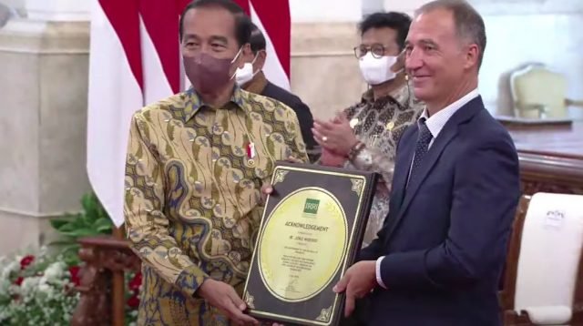 Presiden Jokowi menerima Penghargaan dari IRRI yang diserahkan oleh Dirjen IRRI Jean Balie, di Istana Negara, Jakarta, Minggu (14/08/2022)