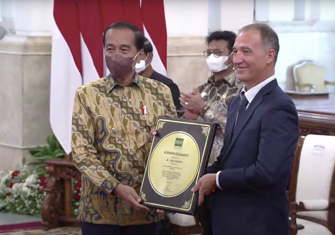 Presiden Jokowi menerima Penghargaan dari IRRI yang diserahkan oleh Dirjen IRRI Jean Balie, di Istana Negara, Jakarta, Minggu (14/08/2022)