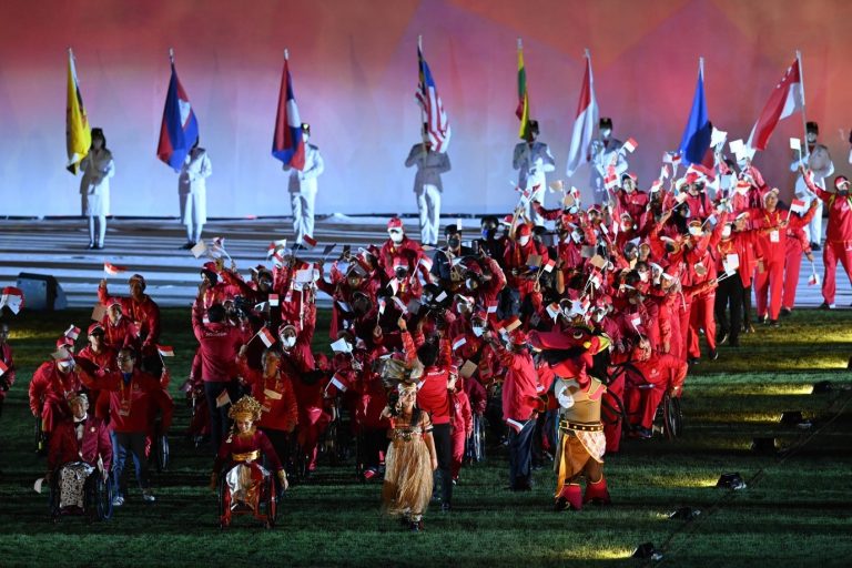 Defile Kontingen peserta 11th ASEAN Para Games Solo 2022 di Stadion Manahan Solo, Sabtu, 6/08/2022