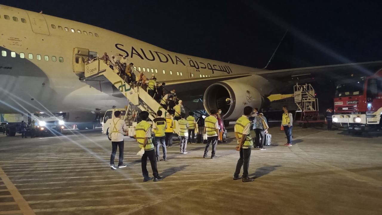 Jemaah haji kloter kedua asal kota Palembang tiba di Bandara Internasional Sultan Mahmud Badaruddin II Palembang