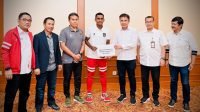 Deputi Bidang Protokol, Pers, dan Media, Setpres, menyerahkan bonus Presiden Jokowi kepada Timnas U-16, di Hotel Sultan, Jakarta, Kamis (18/08/2022)
