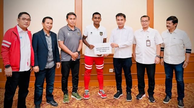 Deputi Bidang Protokol, Pers, dan Media, Setpres, menyerahkan bonus Presiden Jokowi kepada Timnas U-16, di Hotel Sultan, Jakarta, Kamis (18/08/2022)