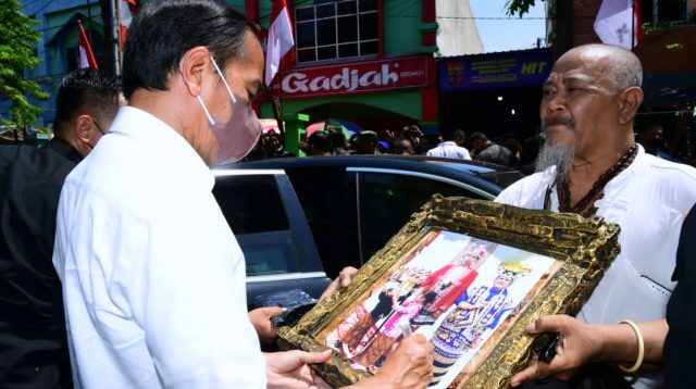 Presiden dan Ibu Iriana Joko Widodo mengunjungi Pasar Pucang Anom, Kota Surabaya, Minggu (21/08/2022)