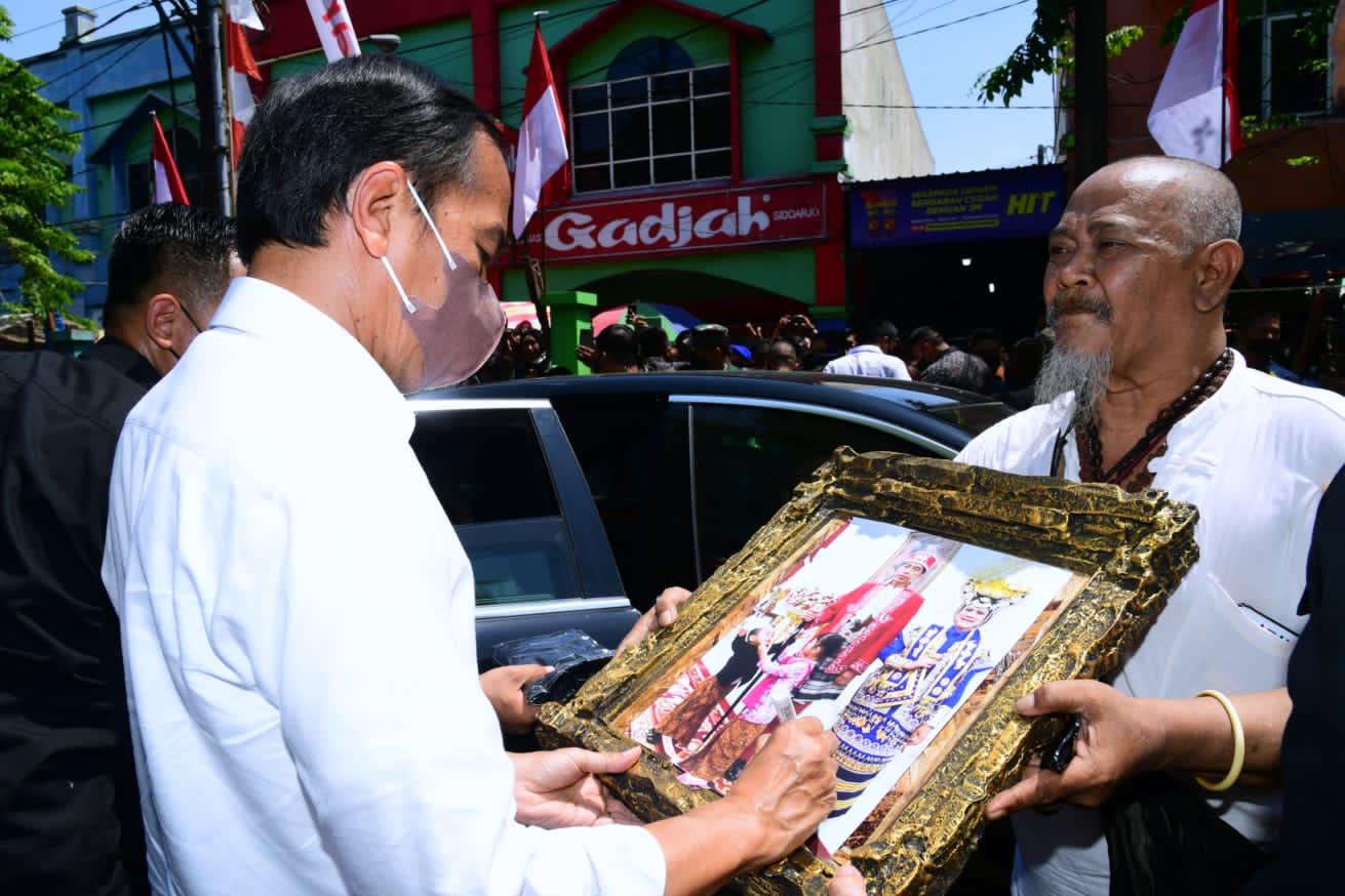 Presiden dan Ibu Iriana Joko Widodo mengunjungi Pasar Pucang Anom, Kota Surabaya, Minggu (21/08/2022)