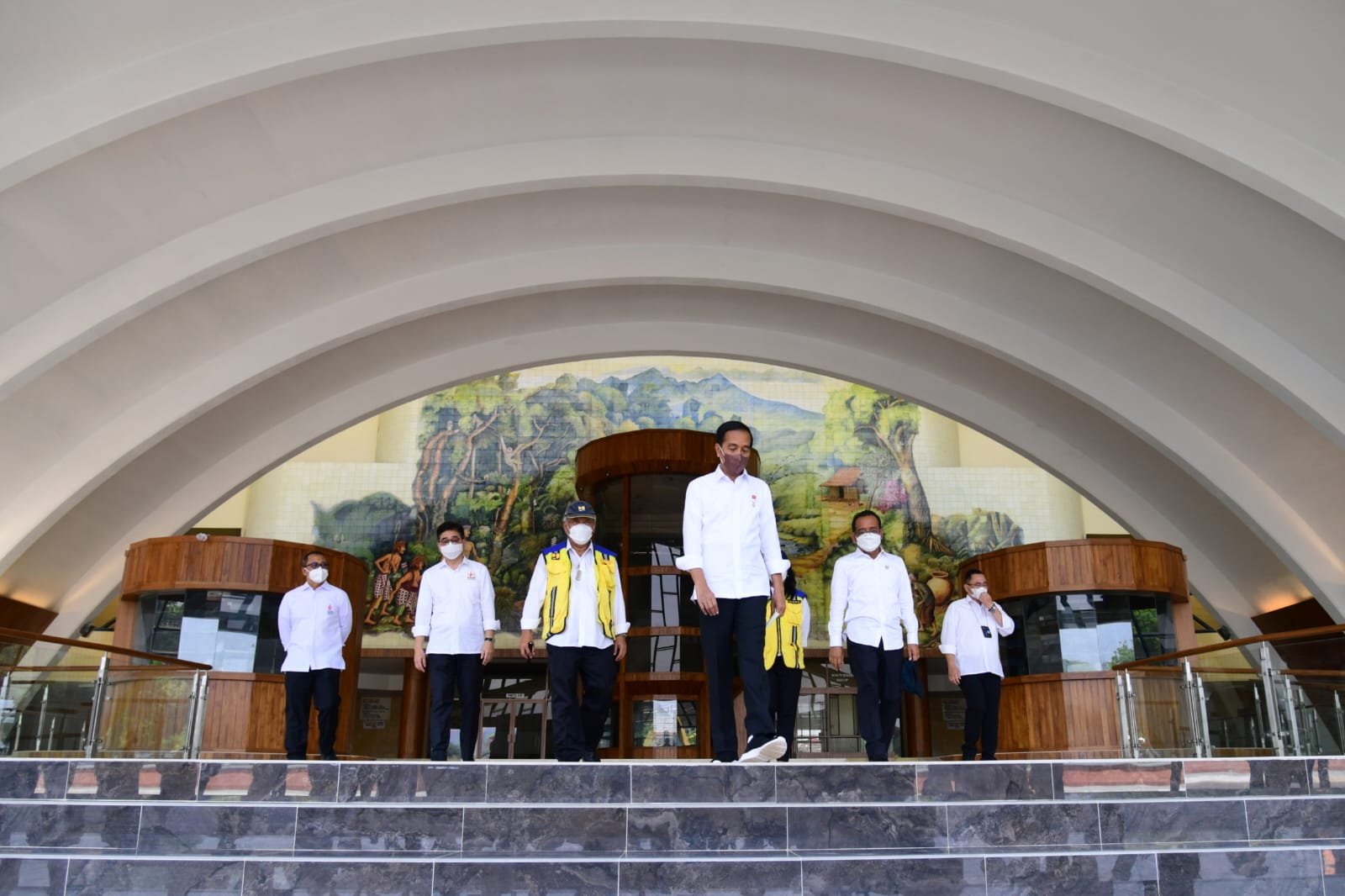 Presiden Jokowi meninjau progres renovasi TMII, di Jakarta Timur, Selasa (23/08/2022).