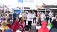 Presiden didampingi Ibu Iriana Jokowi mengunjungi Pasar Cicaheum, Kota Bandung, Jabar, Minggu (28/08/2022)
