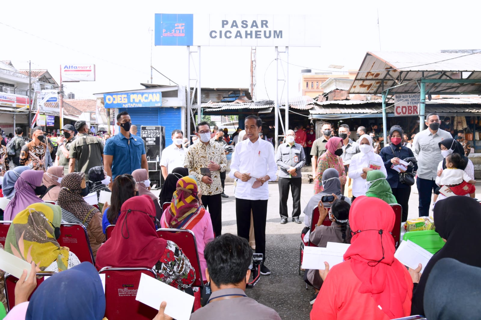 Presiden didampingi Ibu Iriana Jokowi mengunjungi Pasar Cicaheum, Kota Bandung, Jabar, Minggu (28/08/2022)