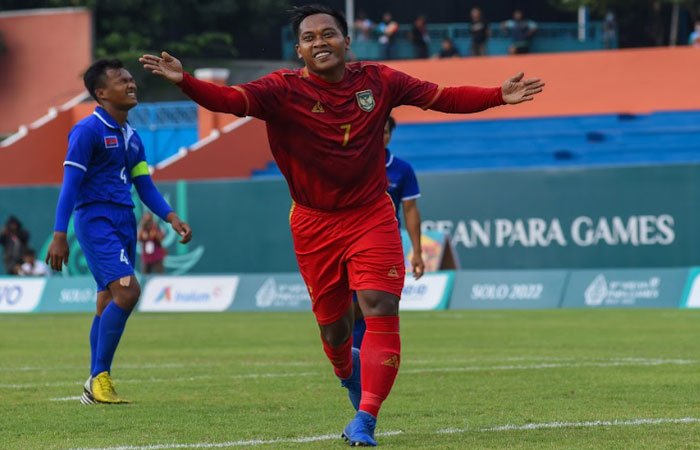 Pemain Timnas Celebral Palsy (CP) Football Indonesia, Cahyana melakukan selebrasi usai mencetak gol kegawang pemain Kamboja