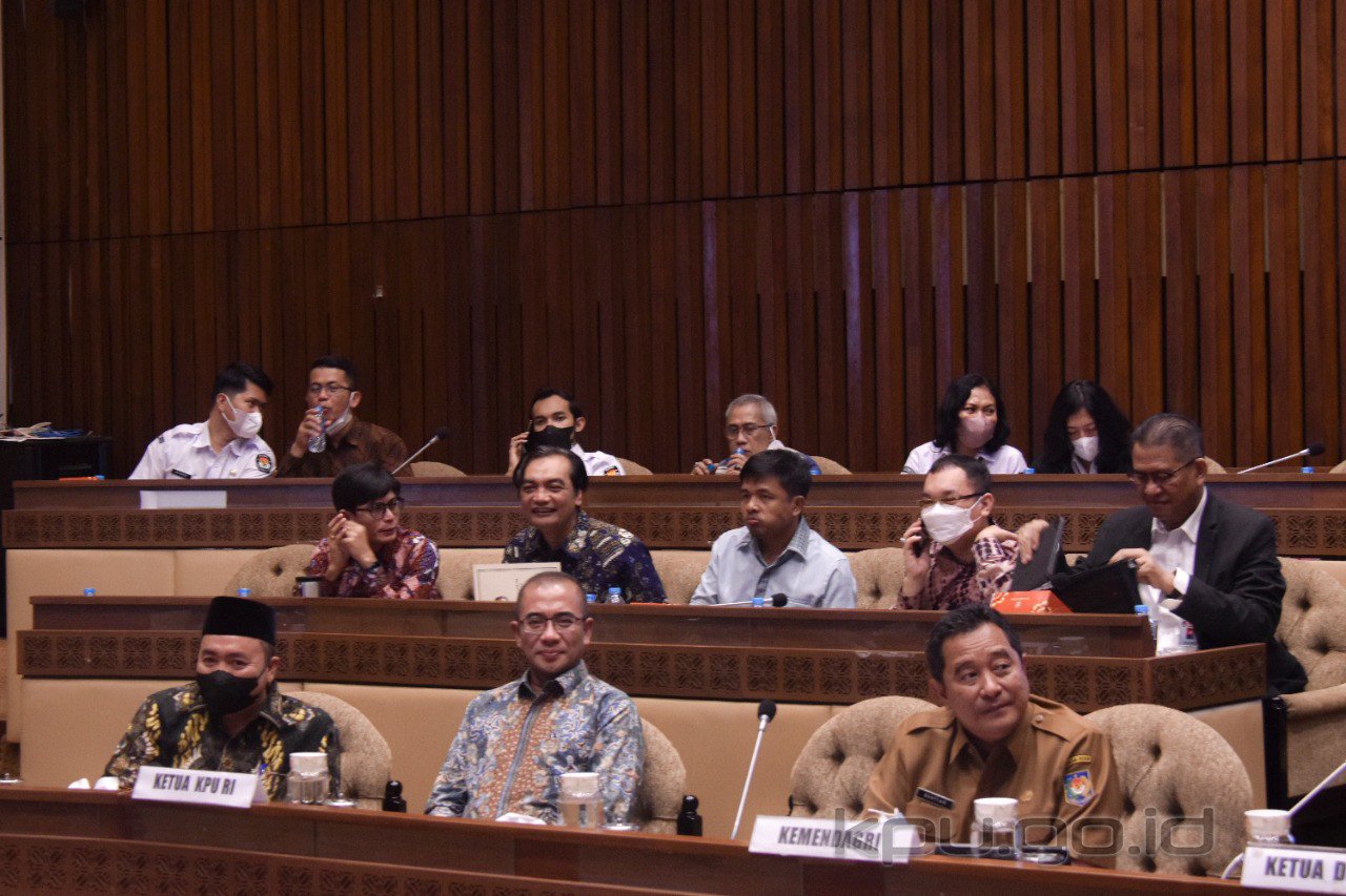 KPU RI saat rapat dengar pendapat dengan Komisi II DPR RI