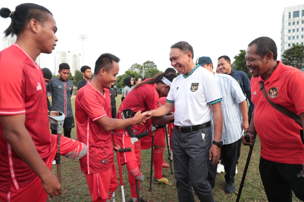 Menpora Zainudin Amali usai menyaksikan pertandingan uji coba Timnas Sepak Bola Amputasi Indonesia kontra PSAI Jawa Timur