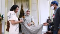 Ibu Iriana Jokowi mengajak Ibu Louise Araneta Marcos melihat pameran kain asli suku Badui, di Istana Kepresidenan Bogor, Jawa Barat, Senin (05/09/2022)