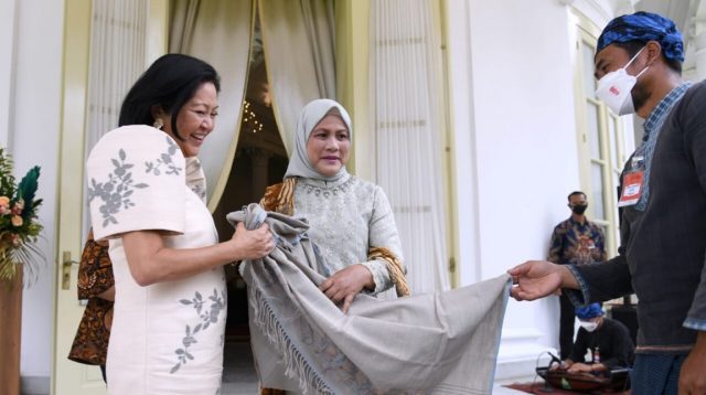 Ibu Iriana Jokowi mengajak Ibu Louise Araneta Marcos melihat pameran kain asli suku Badui, di Istana Kepresidenan Bogor, Jawa Barat, Senin (05/09/2022)