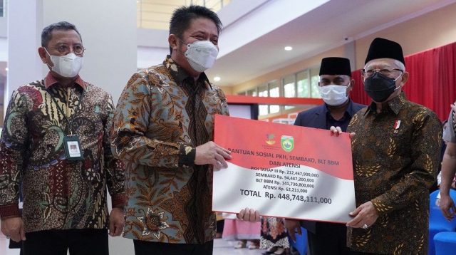 Gubernur Sumsel Herman Deru saat menemani Wapres RI Ma'ruf Amin mengunjungi Mall Pelayanan Publik dii Palembang, Selasa (6/9)