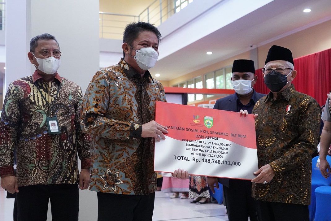 Gubernur Sumsel Herman Deru saat menemani Wapres RI Ma'ruf Amin mengunjungi Mall Pelayanan Publik dii Palembang, Selasa (6/9)