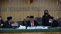 Ketua Majelis Sidang Rahmat Bagja didampingi dua Anggota Majelis Sidang, Puadi dan Totok Hariyono