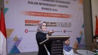 Anggota Bawaslu Lolly Suhenti memberikan arahan dalam Rapat Koordinasi dan Diskusi Terpumpun Program Prioritas Kehumasan dalam Menghadapi Tahapan Pemilu 2024 di Jakarta, Minggu malam (11/9/2022)