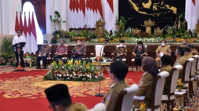 Presiden Jokowi saat memberikan pengarahan pada para kepala daerah, di Istana Negara, Jakarta, Senin (12/09/2022)