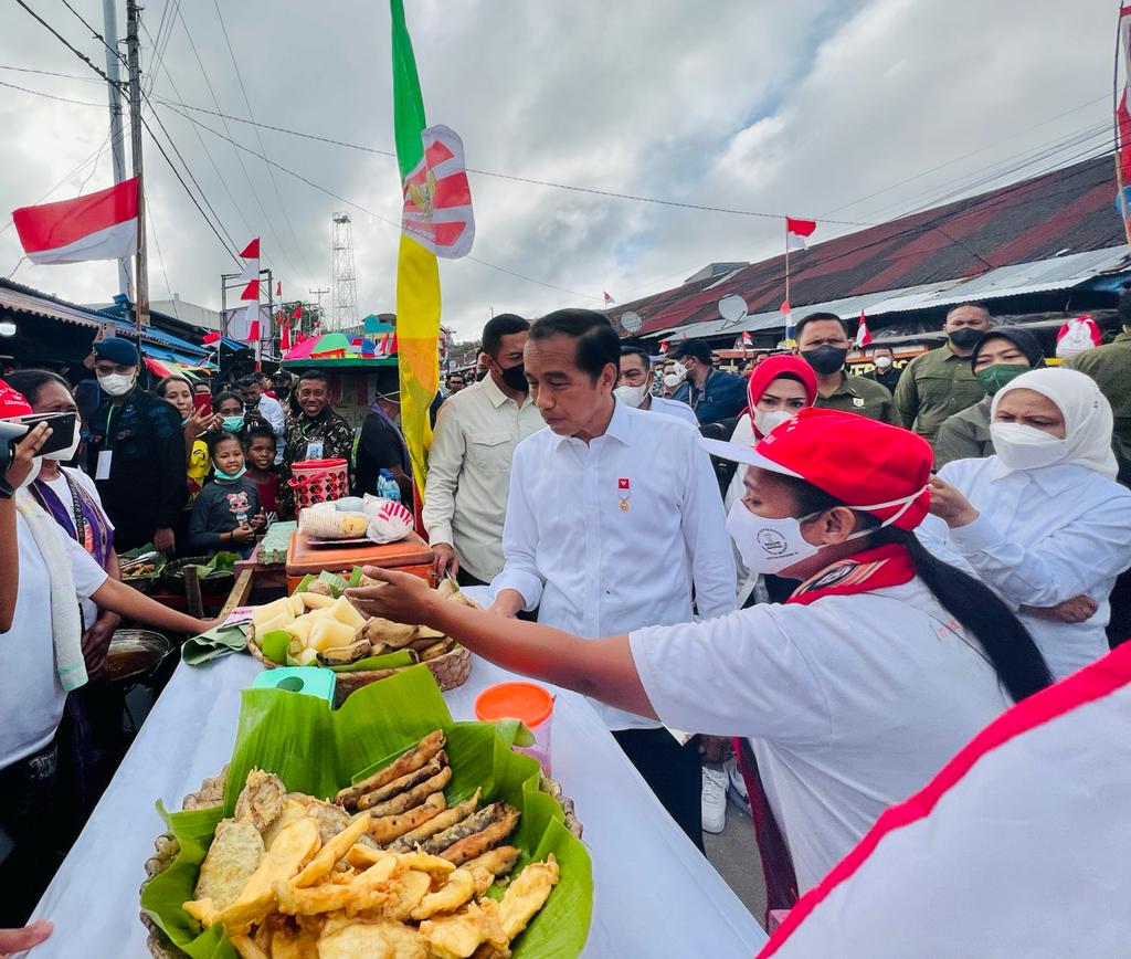 Presiden dan Ibu Iriana Jokowi mengunjungi Pasar Olilit, di Tanimbar Selatan, Kabupaten Kepulauan Tanimbar, Maluku, Jumat (02/09/2022)