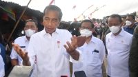 Presiden Jokowi memberikan keterangan pers usai mengunjungi Pasar Olilit, di Tanimbar Selatan, Kabupaten Kepulauan Tanimbar, Maluku, Jumat (02/09/2022)