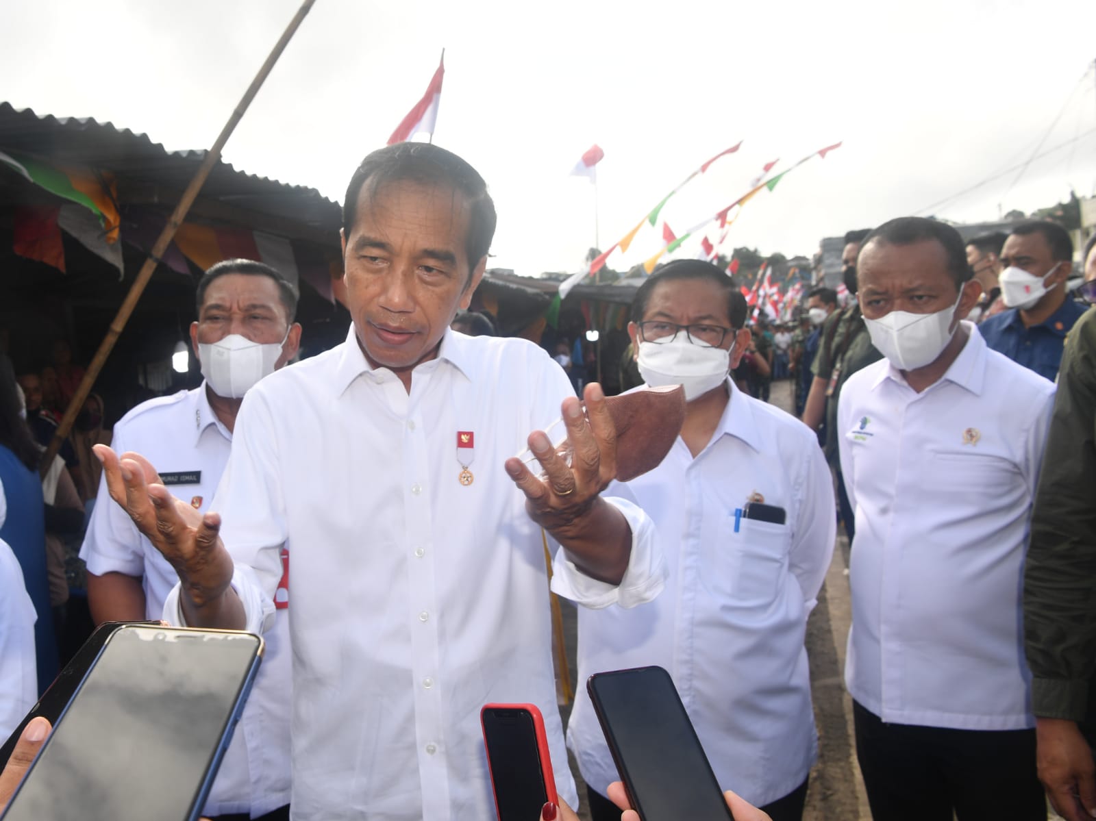 Presiden Jokowi memberikan keterangan pers usai mengunjungi Pasar Olilit, di Tanimbar Selatan, Kabupaten Kepulauan Tanimbar, Maluku, Jumat (02/09/2022)