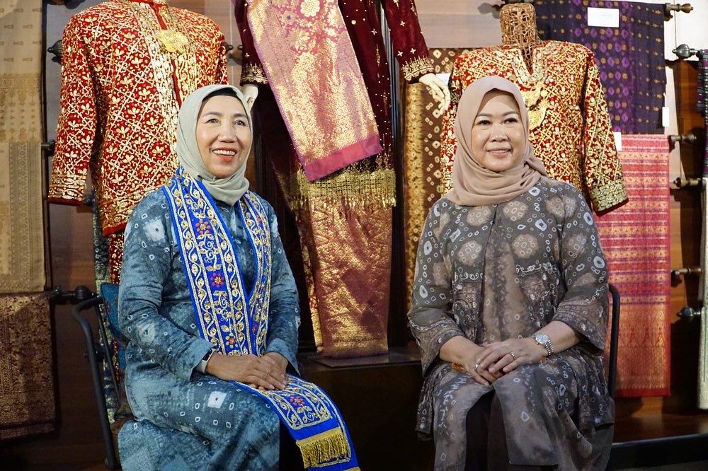Ketua Dharma Wanita KKP Yani Antam Novambar saat berkesempatan berkunjung ke Kriya Sriwijaya
