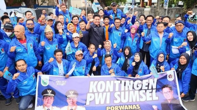 Gubernur Sumsel H Herman Deru berfoto bersama kontingen dan official PWI Sumsel untuk mengikuti Porwanas 2022 di Surabaya Malang Jawa Timur