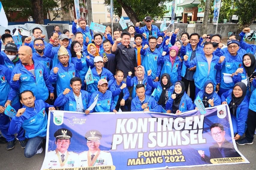 Gubernur Sumsel H Herman Deru berfoto bersama kontingen dan official PWI Sumsel untuk mengikuti Porwanas 2022 di Surabaya Malang Jawa Timur Gubernur Sumsel H Herman Deru berfoto bersama kontingen dan official PWI Sumsel untuk mengikuti Porwanas 2022 di Surabaya Malang Jawa Timur
