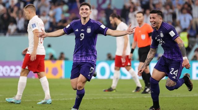 Pemain Argentina Alvarez (9) saat selebrasi gol, skor 0-2 mengalahkan Polandia di Stadion 974, Doha, Qatar. (Foto: Dok. FIFA)