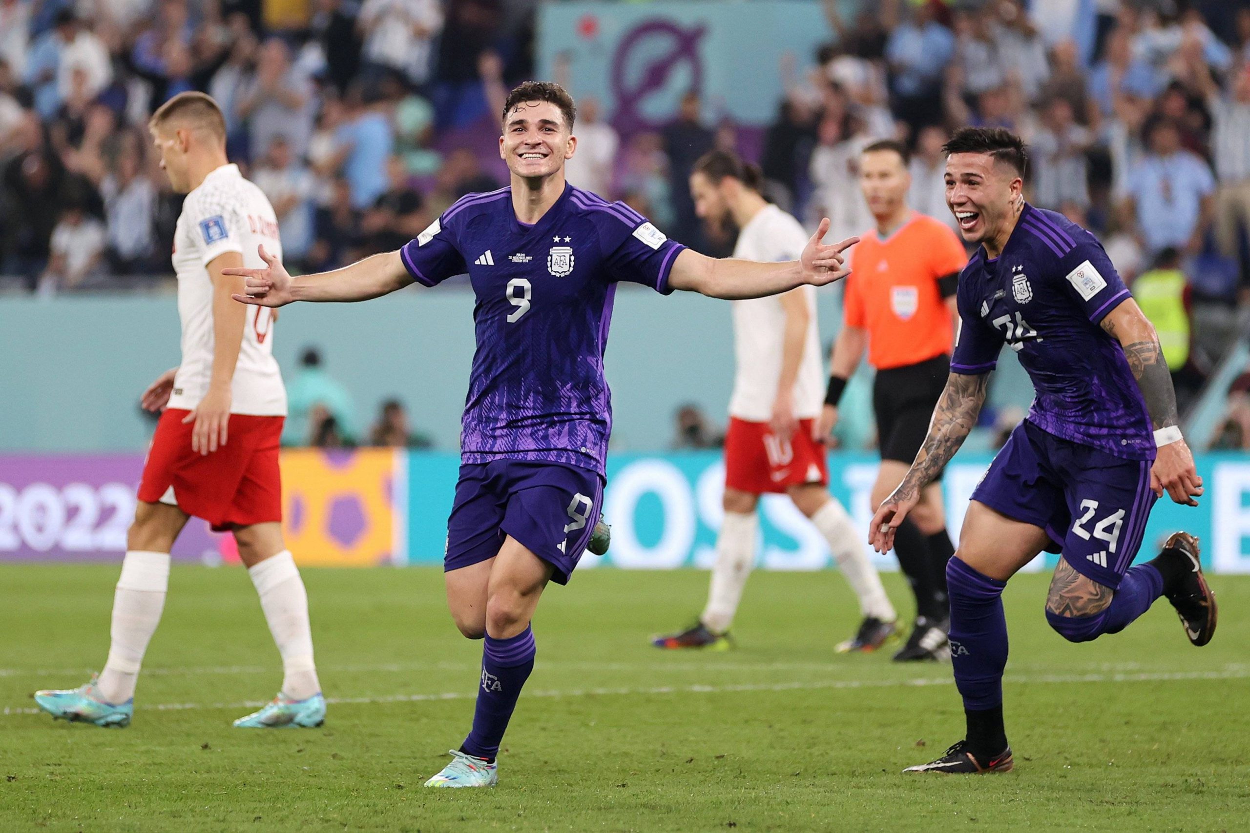 Pemain Argentina Alvarez (9) saat selebrasi gol, skor 0-2 mengalahkan Polandia di Stadion 974, Doha, Qatar. (Foto: Dok. FIFA)