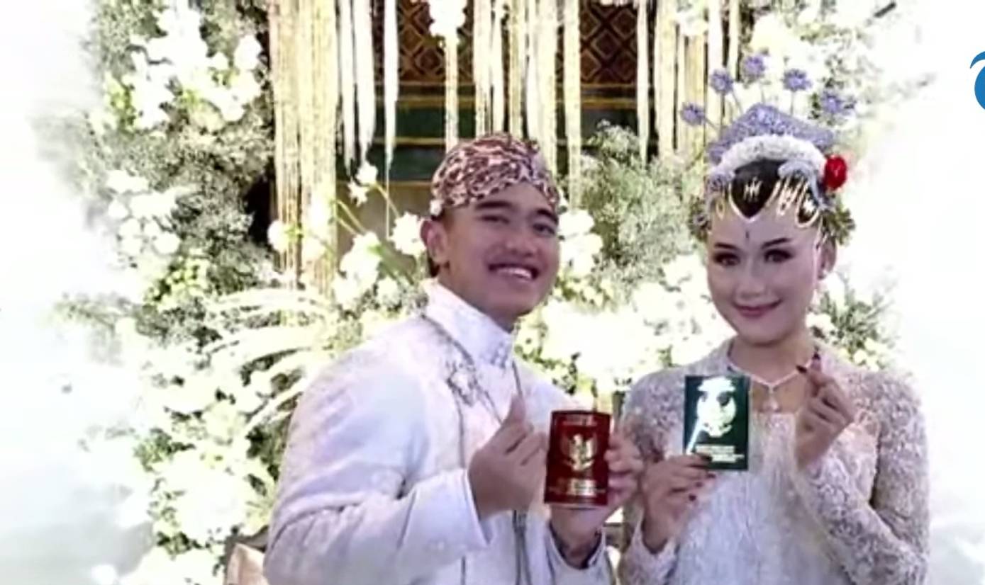 Kaesang Pangarep dan Erina Gudono memperlihatkan buku nikah usai sah menjadi sepasang suami istri, Sabtu (10/12/2022) (Foto: Tangkapan Layar Youtube)