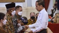 Presiden Jokowi menyerahkan sertifikat hak atas tanah untuk rakyat, di Istana Negara, Jakarta, Kamis (01/12/2022). (Foto: Humas Setkab/Oji)