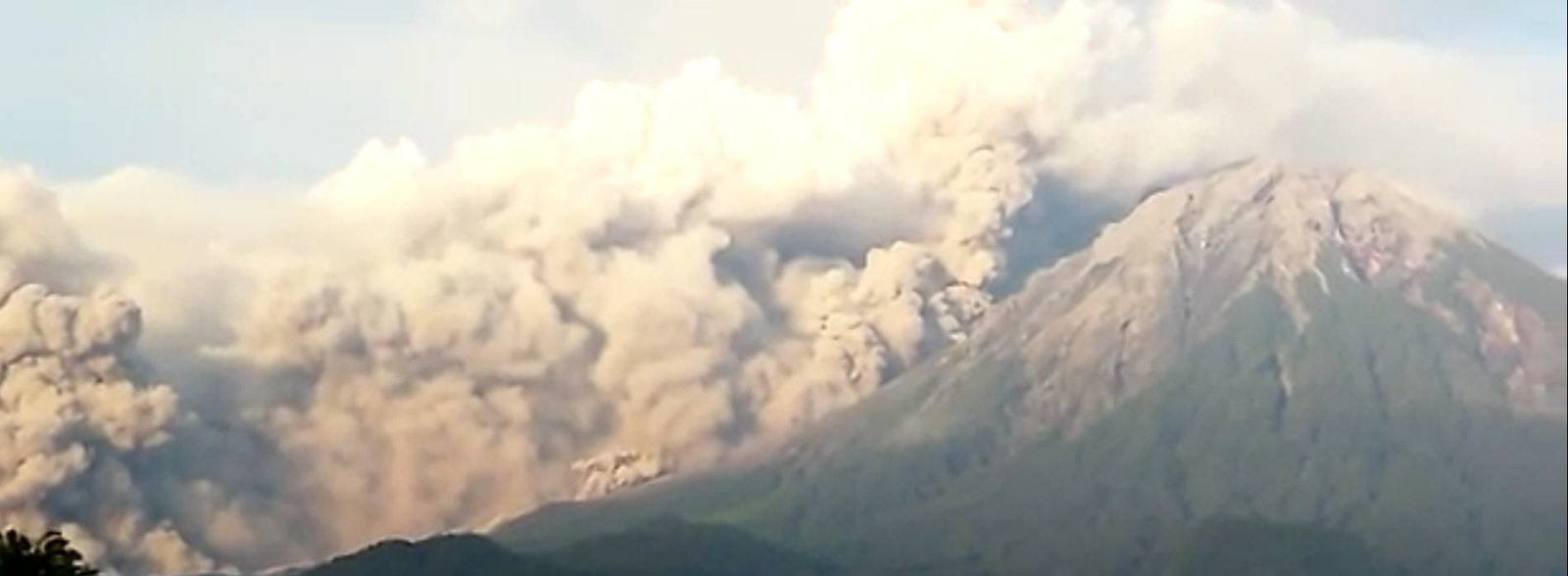 Gunung Semeru Lumajang Erupsi, Minggu (4/12/2022).