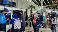 Petugas melakukan pemeriksaan terhadap penumpang di salah satu terminal di Bandara Internasional Soekarno Hatta, Tangerang, Banten